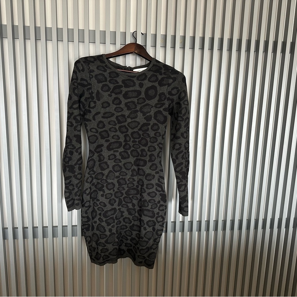 John + Jenn Bodycon Long-Sleeve Sweater Dress in Grey Panther Size Small - Picture 6 of 6